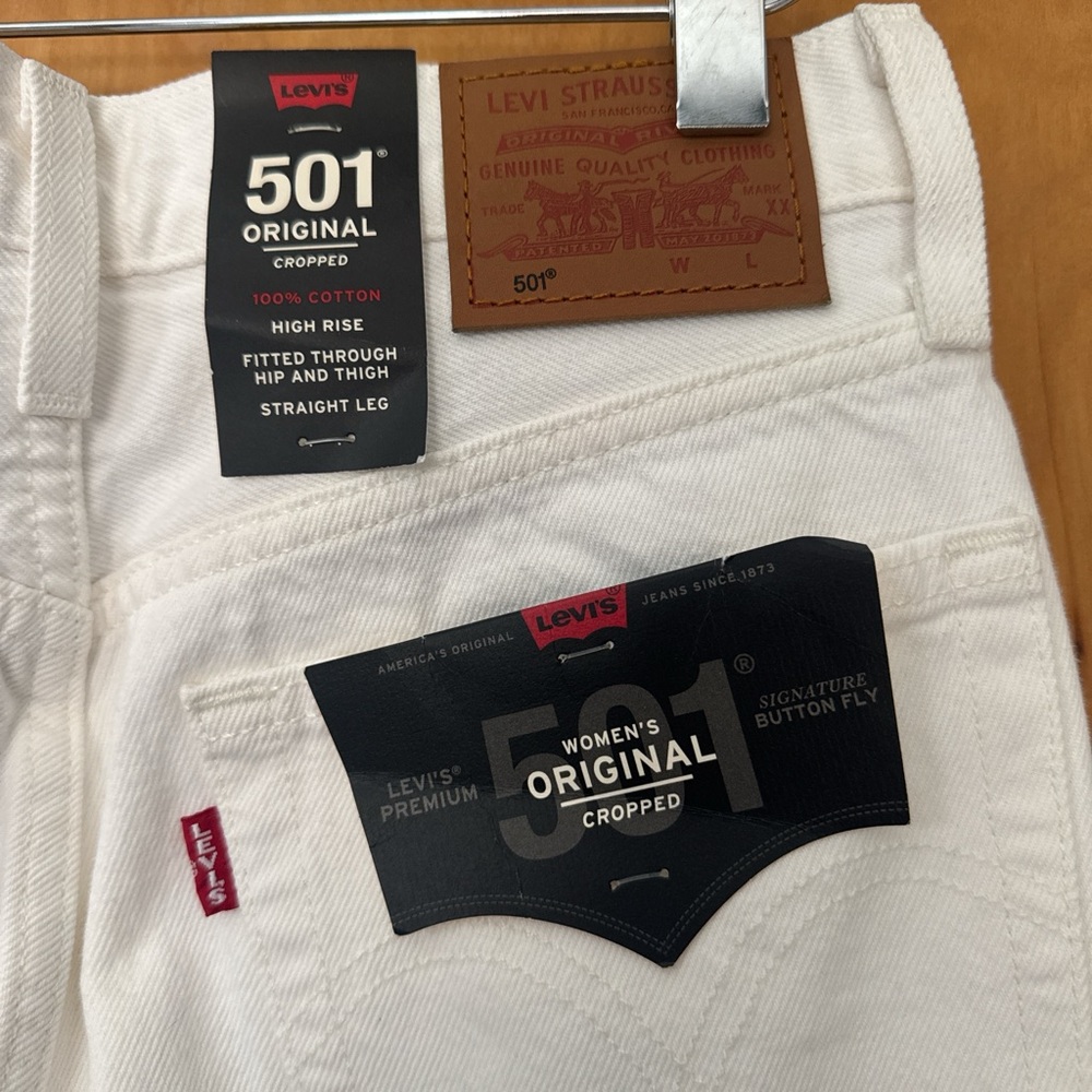 Levi's Women's cropped premium 501 Jeans - Picture 4 of 7